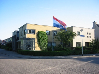 Verloskundige huisartspraktijk met vlag en wimpel