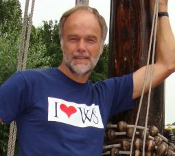 Hans Burggraaff met Weesper T-shirt aan boord van de Jacobsschelp