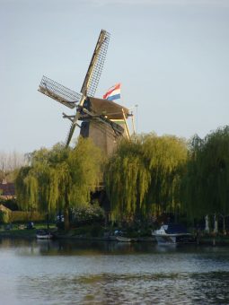 Molen met vlag en wimpel