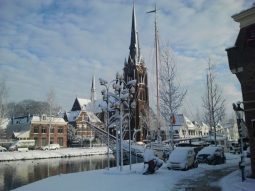 Kom van Weesp in de sneeuw